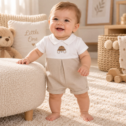 Bebé usando conjunto blanco y beige con cuello tipo polo y short