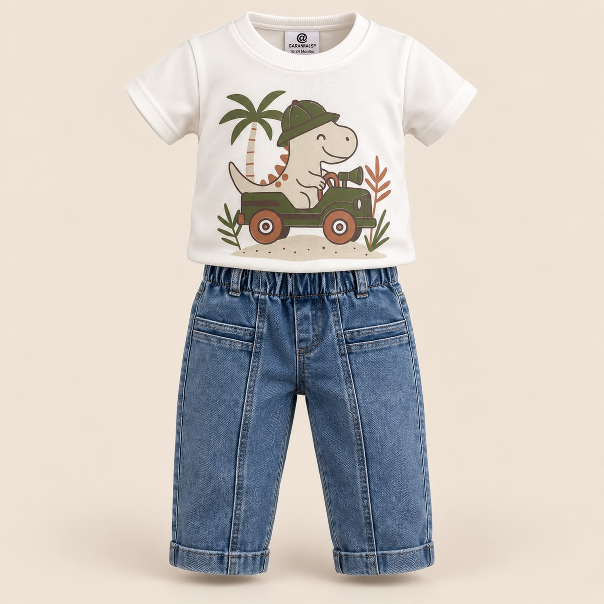 Detalle de camiseta blanca GARAMALS con estampado de dinosaurio y pantalón azul