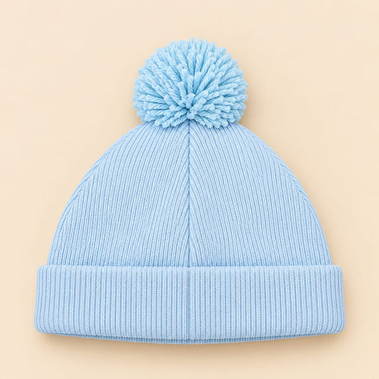 Gorro tejido para bebé azul claro con pompón