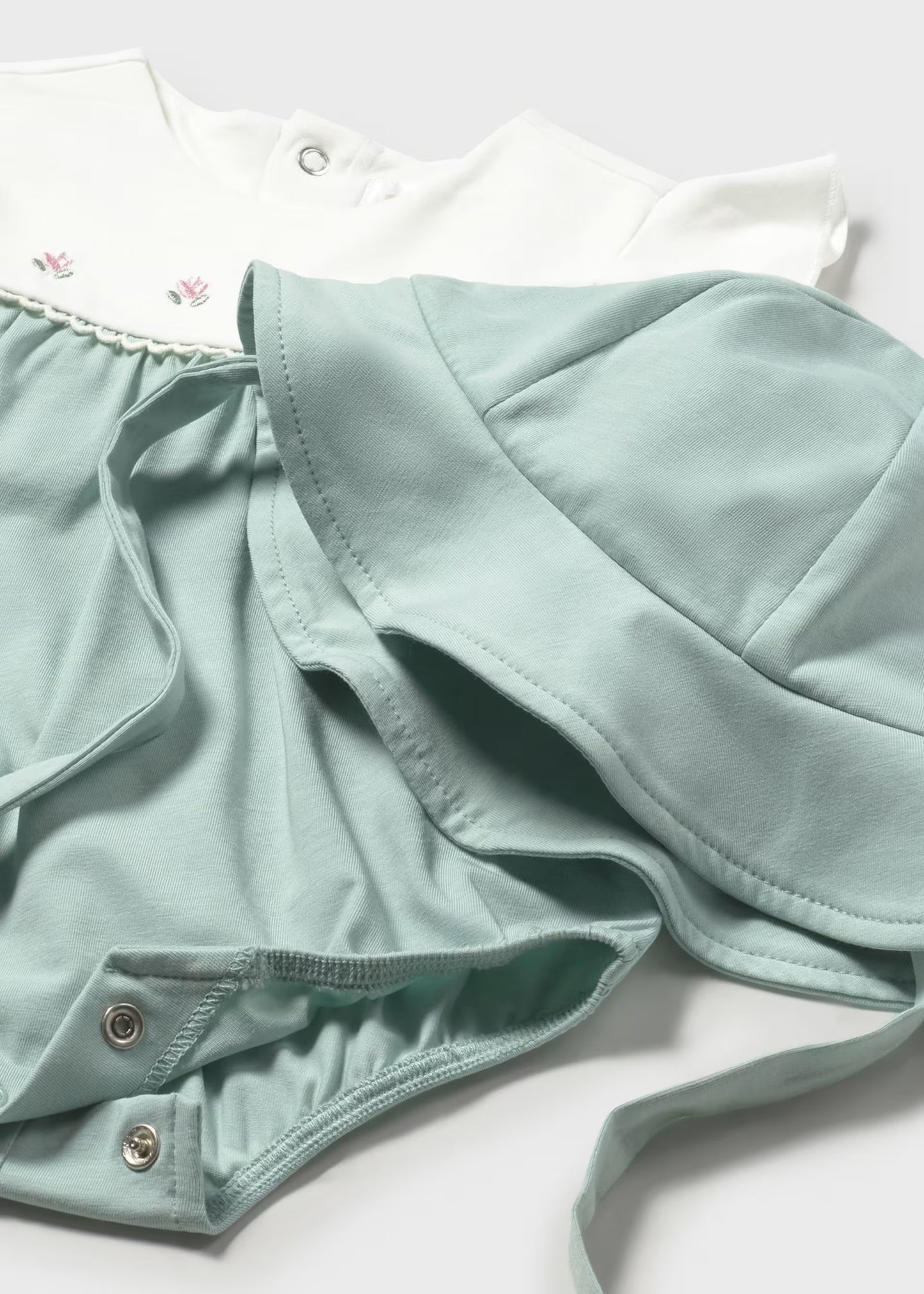PELELE FLORECITAS CON GORRO PARA RECIEN NACIDA