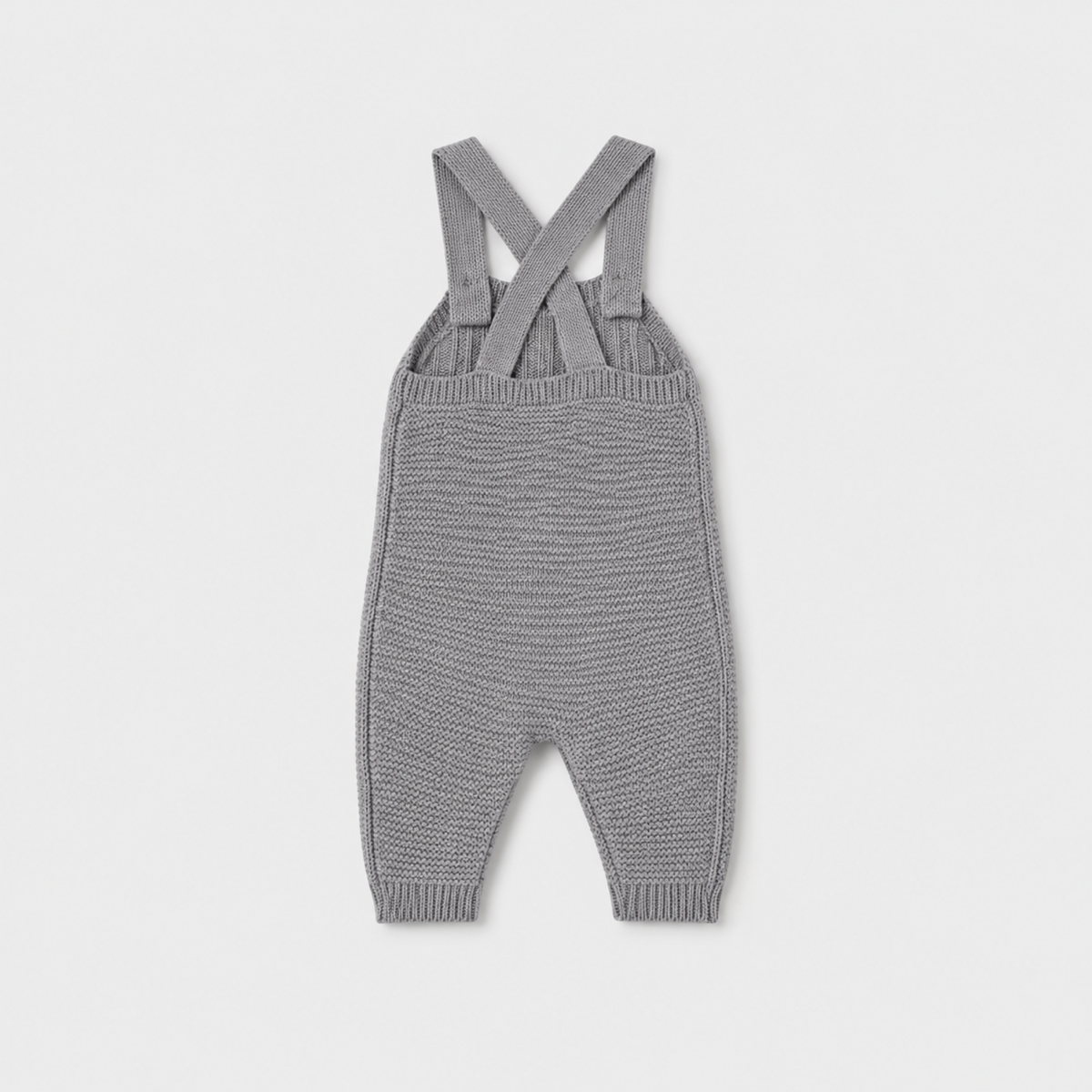 Vista posterior del peto tricot gris ceniza con tirantes cruzados
