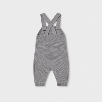 Vista posterior del peto tricot gris ceniza con tirantes cruzados