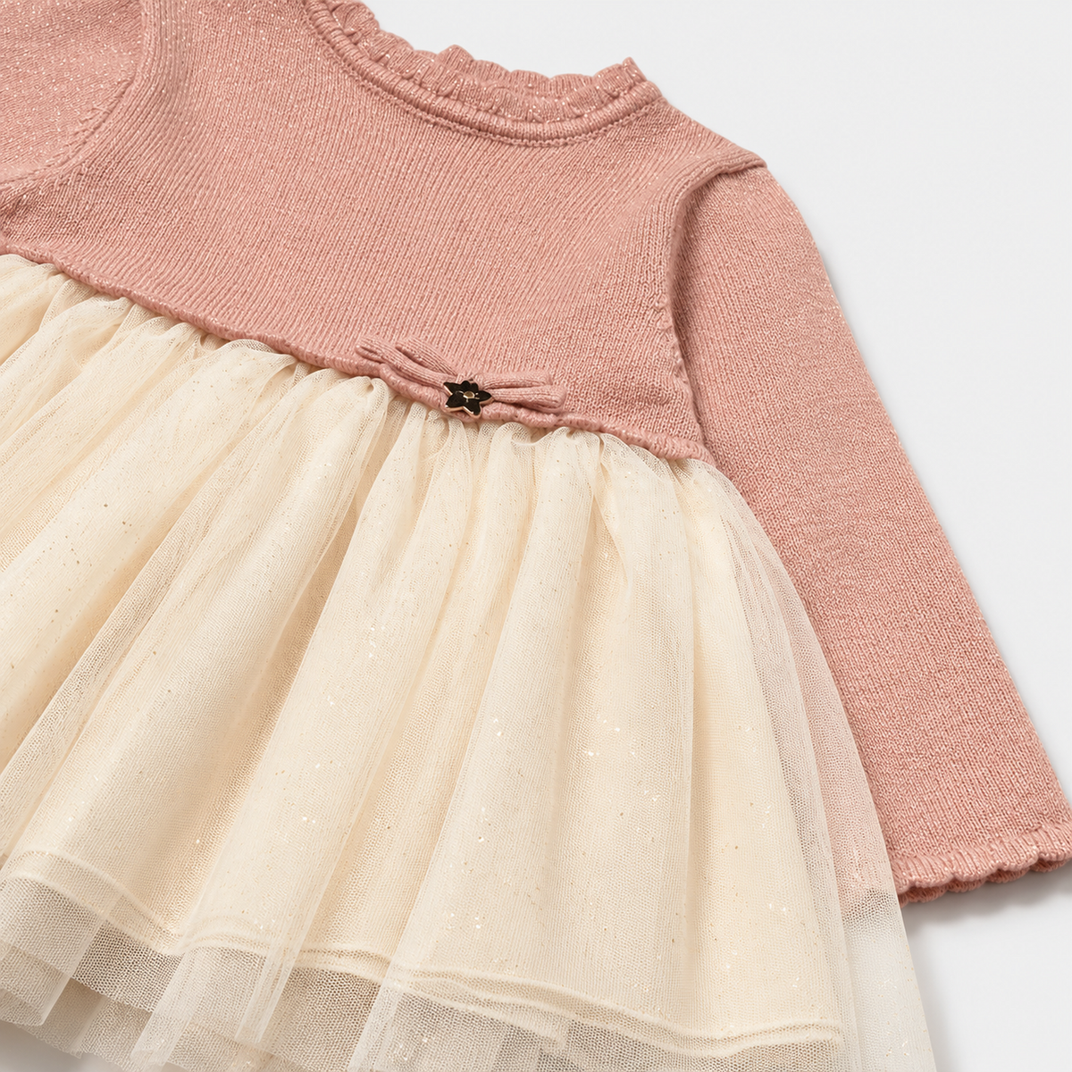 Detalle del lazo decorativo y la falda de tul del vestido combinado petisui para bebé niña